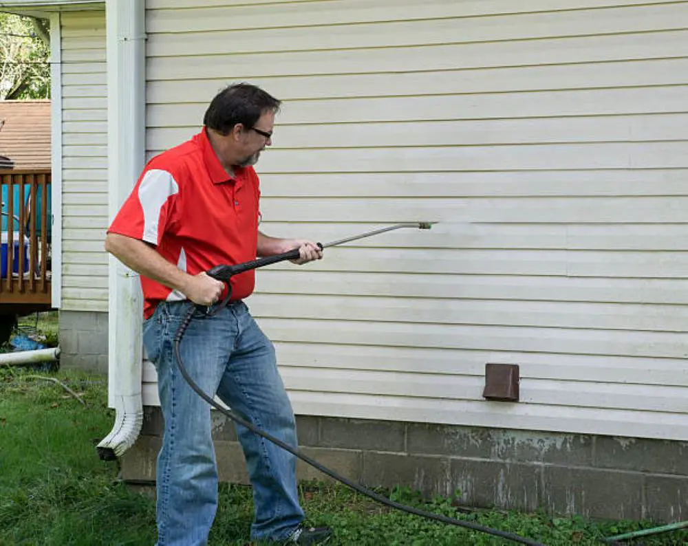 Cleaning vinyl siding